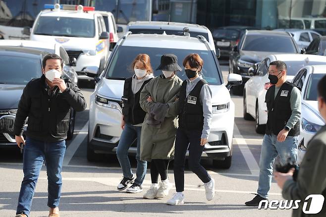 8억대 사망보험금을 노리고 남편을 숨지게 한 혐의로 공개수배된 이은해가 16일 오후 경기 고양시 덕양구의 오피스텔에서 검거, 고양경찰서로 인치되고 있다. 2022.4.16/뉴스1 © News1 황기선 기자