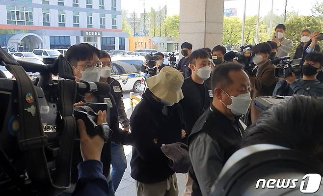 8억대 사망보험금을 노리고 남편을 숨지게 한 혐의로 공개수배된 이은해가 16일 오후 경기 고양시 덕양구의 오피스텔에서 검거, 고양경찰서로 인치되고 있다. 2022.4.16/뉴스1 © News1 황덕현 기자