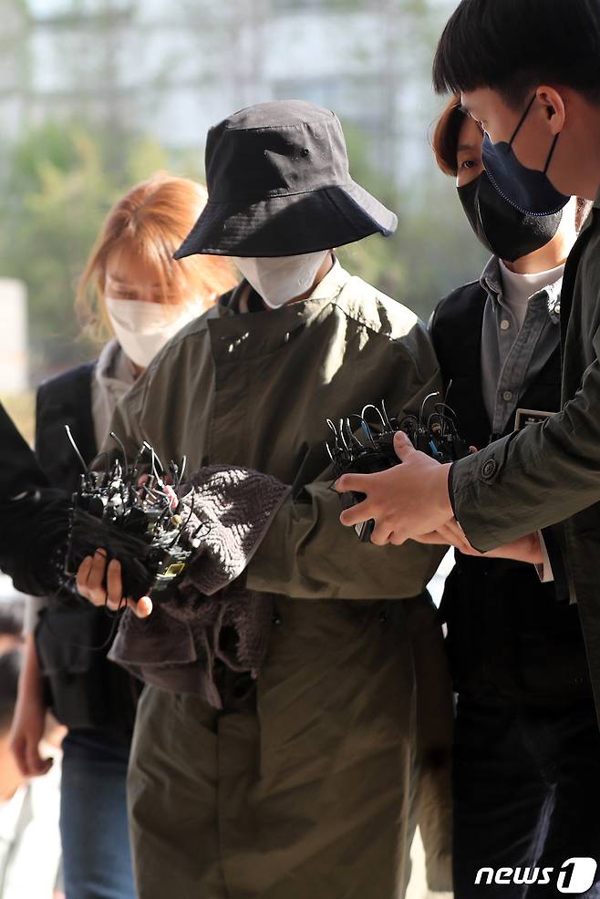 8억대 사망보험금을 노리고 남편을 숨지게 한 혐의로 공개수배된 이은해와 내연남 조현수가 16일 오후 경기 고양시 덕양구의 오피스텔에서 검거, 고양경찰서로 인치되고 있다. 2022.4.16/뉴스1 © News1 신웅수 기자