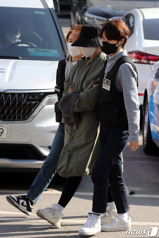 8억대 사망보험금을 노리고 남편을 숨지게 한 혐의로 공개수배된 이은해가 16일 오후 경기 고양시 덕양구의 오피스텔에서 검거, 고양경찰서로 인치되고 있다. 2022.4.16/뉴스1 © News1 황기선 기자