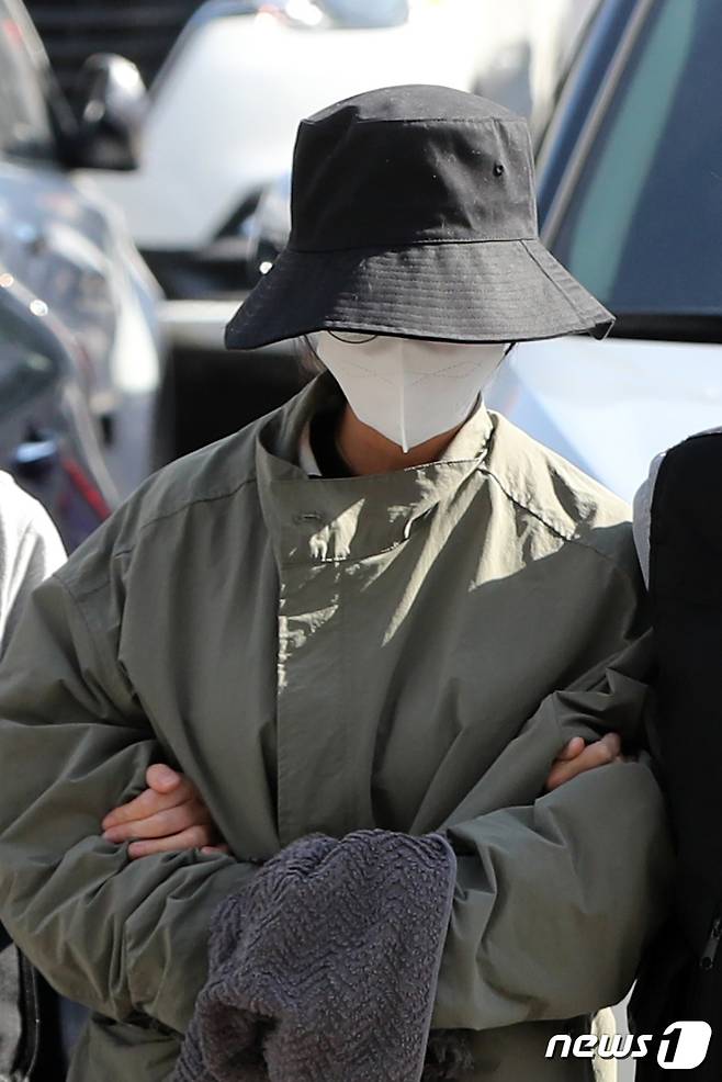 8억대 사망보험금을 노리고 남편을 숨지게 한 혐의로 공개수배된 이은해가 16일 오후 경기 고양시 덕양구의 오피스텔에서 검거, 고양경찰서로 인치되고 있다. 2022.4.16/뉴스1 © News1 황기선 기자