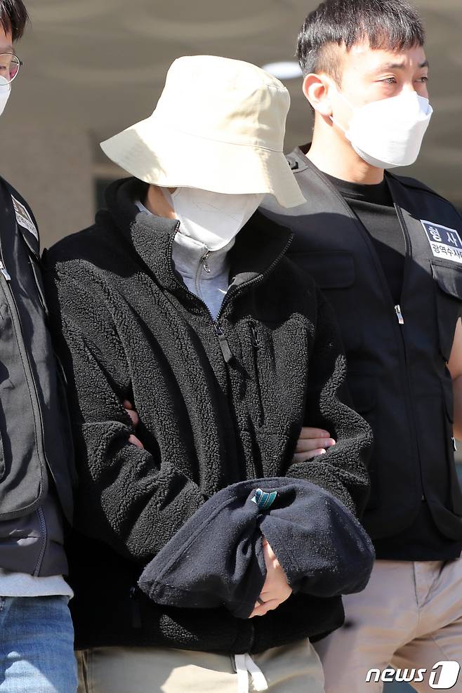 8억대 사망보험금을 노리고 남편을 숨지게 한 혐의로 공개수배된 이은해의 내연남 조현수가 16일 오후 경기 고양시 덕양구의 오피스텔에서 검거된 후 고양경찰서에서 인천지방검찰청으로 인계되고 있다. 2022.4.16/뉴스1 © News1 황기선 기자