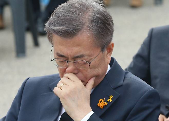 2017년 4월 16일 오후 더불어민주당 문재인 대선후보가 경기도 안산시 세월호 합동분향소 앞 광장에서 열린 3주기 기억식에 참석하고 있다. /조선DB