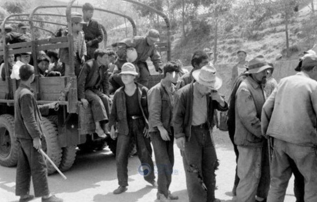 1961년 아동보호소로 실려 온 남성들의 모습. 아동뿐 아니라 성인도 보인다. 국가기록원 제공