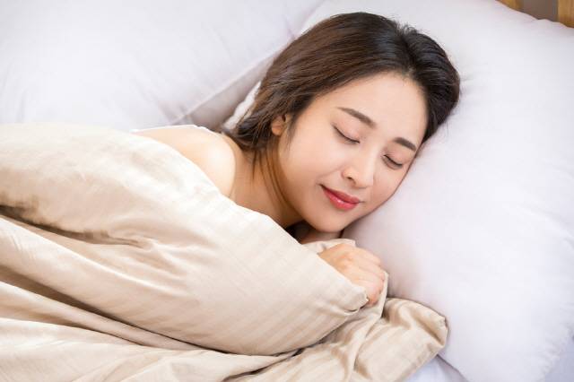 가벼운 이불보다 무거운 이불이 수면 유도에 도움이 된다는 연구 결과가 있다./사진=클립아트코리아