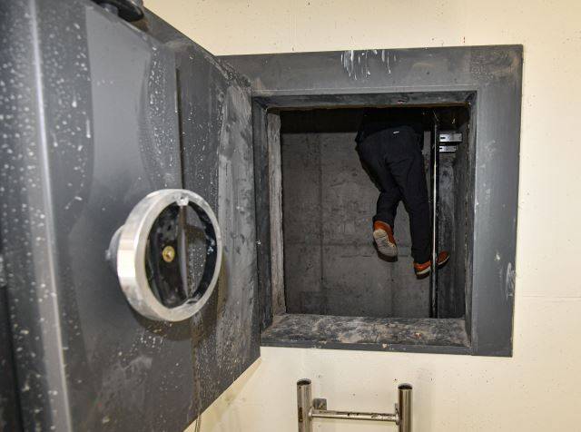 이태구 교수가 지난달 28일 충북 제천 의림지 인근 야산에 본인이 설치한 모형 방공호의 비상 대피공간으로 탈출하는 모습을 시연하고 있다. 비상 대피공간에도 작은 방폭문이 설치돼 있다. 제천=이한결 기자