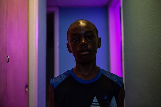 영화는 감각적인 영상으로 샤이론의 일상을 훑는다. `문라이트`를 연출한 배리 젠킨스는 왕가위 감독의 영향을 받았다고 밝힌 바 있다.<사진 제공=A24>