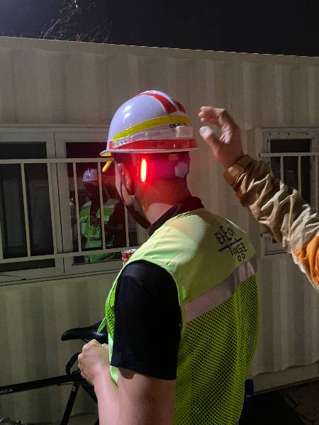 시민들이 깨어나기 전, 새벽에 일하는 게 편하다고 했다. 그러나 달리는 차 등 위험이 늘 존재하기에 헬멧에 이런 안전장치를 부착하고 일하는 환경미화원./사진=남형도 기자