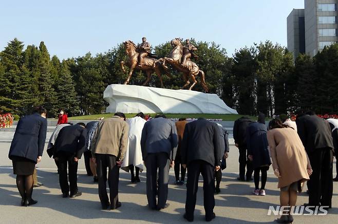 [평양=AP/뉴시스] 김일성 북한 전 주석의 탄생(태양절) 110주년인 15일 북한 평양의 만수대창작사 광장에서 주민들이 김일성-김정일 부자 동상을 참배하고 있다. 2022.04.15.