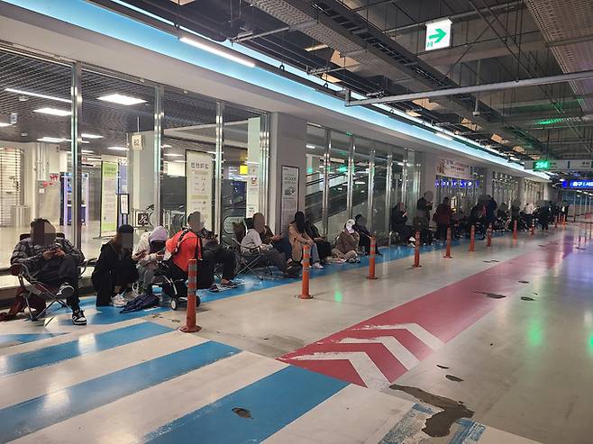 지난 6일 오전 경기 하남시에 위치한 이마트 트레이더스에서 개점 전부터 ‘포켓몬빵’을 사기 위한 대기&nbsp;줄이 이어져 있다.