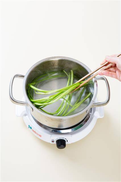 2. 끓는 물에 소금을 약간 넣고 살짝 데친 뒤 찬물에 헹궈 물기를 뺀다.