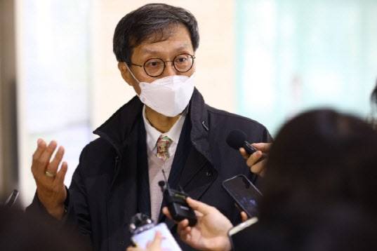 이창용 한국은행 총재 후보자가 지난 1일 오전 서울 중구 부영태평빌딩 인사청문회 사무실로 출근하며 취재진의 질문에 답변하고 있다. (사진=한은)