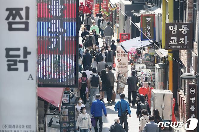 '10명·밤 12시'로 규정돼 있는 사적모임 인원과 다중이용시설 영업시간 제한 등 사회적 거리두기 조치가 오는 18일부터 전면 해제된다. 17일 서울 중구 명동 먹자골목이 나들이를 나온 시민들로 북적이고 있다. 2022.4.17/뉴스1 © News1 민경석 기자