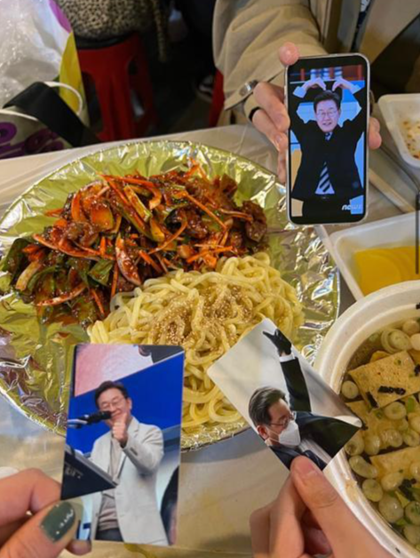 2030 젊은 지지자들이 이재명 전 대선후보 사진으로 포토카드를 만들어 음식과 함께 인증하려 찍은 '예절샷'. 인터넷 커뮤니티 캡처