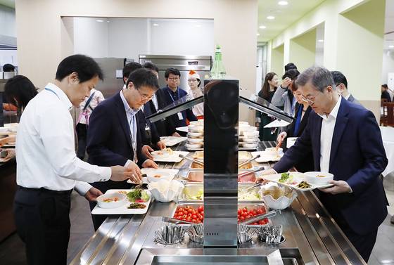 = 문재인 대통령이 남북정상회담을 이틀 앞둔 지난 2018년 4월25일 오후 청와대 여민2관 구내식당에서 점심을 먹기 위해 임종석 비서실장, 장하성 정책실장과 직접 배식받고 있다. (청와대 제공) 2018.4.25/뉴스1