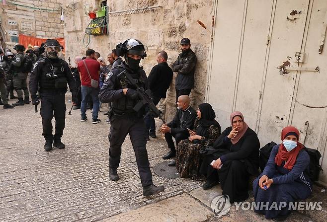 순찰하는 이스라엘 경찰 (예루살렘 AFP=연합뉴스) 17일(현지시간) 동예루살렘 구시가지에서 이스라엘 경찰이 순찰하고 있다. 2022.4.17 photo@yna.co.kr