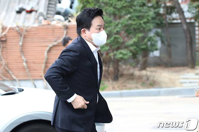 국토교통부 장관 후보자로 임명된 원희룡 대통령직인수위원회 기획위원장이 14일 오전 서울 종로구 통의동 인수위 사무실로 출근하고 있다. 2022.4.14/뉴스1 © News1 인수위사진기자단