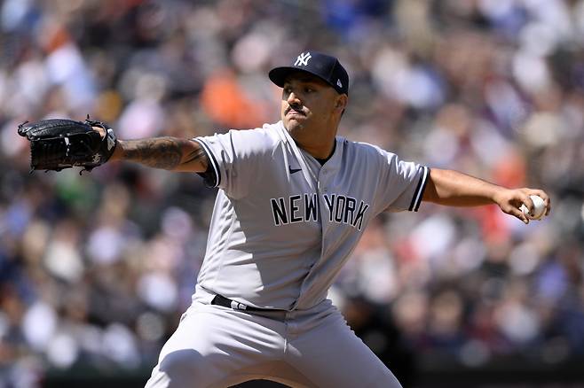 뉴욕 양키스 네스터 코르테스가 18일(한국시각) 볼티모어 오리올스전에 선발등판해 3회말 힘차게 공을 뿌리고 있다. AP연합뉴스