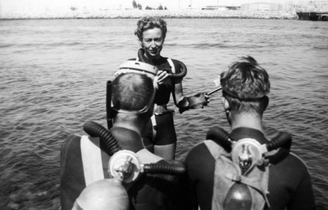 도티 프레이저는 세계 최초 비영리 스쿠버다이빙 전문 교육기관인 'NAUI(1959년 창립)'가 생기기도 전인 1955년 스쿠버다이버 강사 자격증을 딴 다이버다. 만 6세 때부터 프리다이빙을 시작한 그는 여성 다이빙 슈트를 처음으로 제작해 보급하는 등 남성 전유의 스쿠버다이빙 세계에 여성의 자리를 개척했다. 그에게 다이빙과 작살낚시는 한국의 해녀들처럼, 레포츠이기 이전에 생업이었다. 가족 사진, california.funeral.com