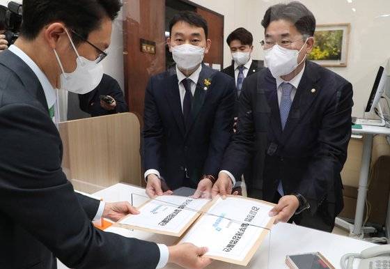 더불어민주당 김용민, 오영환, 박찬대(왼쪽부터) 의원이 지난 15일 '검수완박'(검찰 수사권 완전 박탈)을 위한 검찰청법 및 형사소송법 개정안을 국회 의안과에 제출하고 있다. 박홍근 원내대표가 대표발의한 개정안에는 민주당 소속 172명 국회의원 전원이 이름을 올렸다. 국회사진기자단