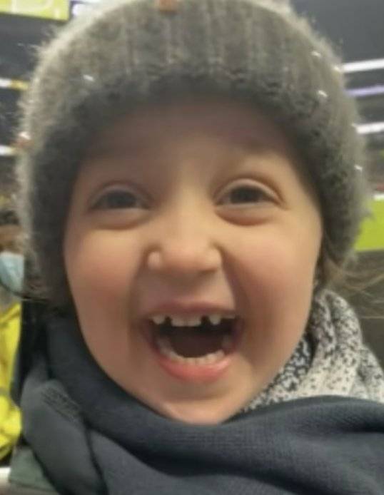 워밍업하던 손흥민이 손을 흔들어주자 기뻐하는 딜라일라. [사진 데미 트위터 캡처]