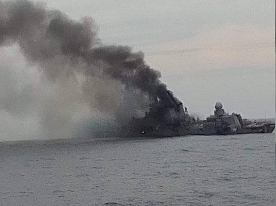 모스크바함 침몰 전 모습으로 추정되는 사진에 대해 미국 군사 전문 매체 워존은 17일(현지시간) ″폭풍우 속에서 모스크바함이 침몰했다는 러시아 측 설명과 달리 날씨가 나쁘지 않은 모습″이라면서도 ″날씨는 변할 수 있다. 지금까지 나온 가장 설득력 있는 사진″이라고 평가했다. [트위터 캡처]