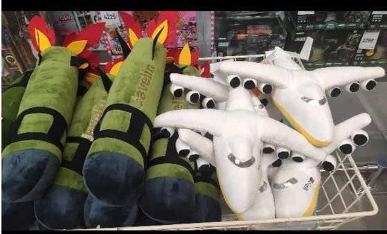 가판대에 진열된 봉제인형 재블린과 므리야. 사진 SNS 캡처