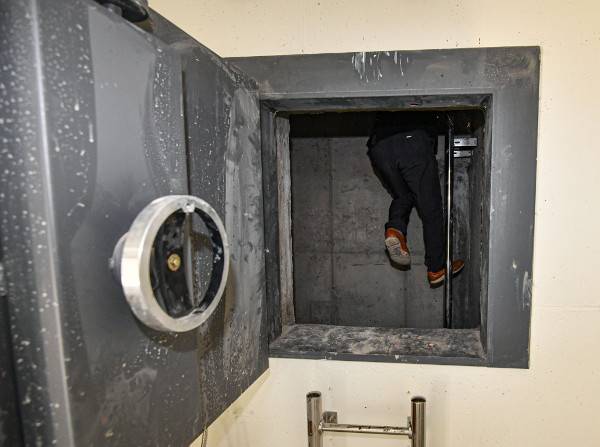 이태구 교수가 지난달 28일 충북 제천 의림지 인근 야산에 본인이 설치한 모형 방공호의 비상 대피공간으로 탈출하는 모습을 시연하고 있다. 비상 대피공간에도 작은 방폭문이 설치돼 있다. 제천=이한결 기자