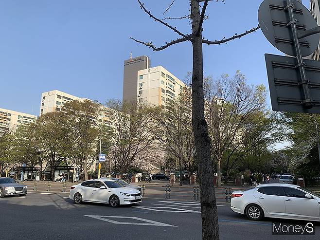 여의도 시범아파트를 포함한 10여개 아파트들은 1970년대 준공돼 '노후 아파트'로 분류된다. 사진은 지난 10일 시범아파트의 모습./노유선 기자