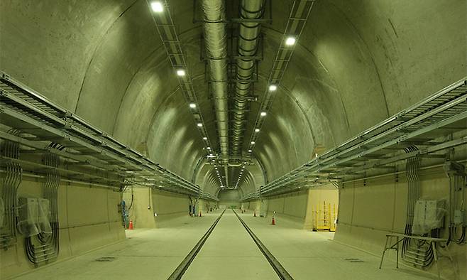 한국은 원전 가동이 시작된 지 37년 만인 2015년 처음으로 경북 경주 ‘중저준위 방폐물처분시설’에 방사능 농도가 비교적 낮은 폐기물을 처분하기 시작했다. 세 번의 검사를 마친 폐기물은 지하 동굴에 영구히 묻힌다. 사진은 땅 속 170m의 폐기물 하역 구간. 원자력환경공단 제공