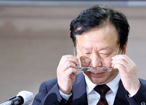 정호영 보건복지부 장관 후보자가 17일 서울 중구 국립중앙의료원 대강당에서 기자회견을 갖고 자녀 관련 의혹 등에 대해 해명하기 위해 안경을 쓰고 있다.연합뉴스