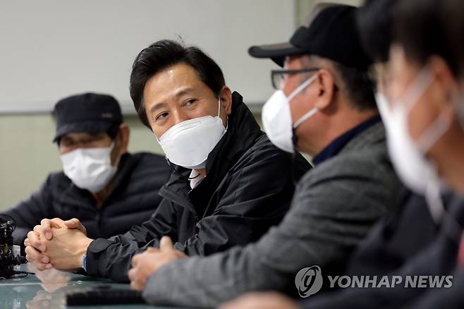 하계5단지 주민 만난 오세훈 시장 [연합뉴스 자료사진]