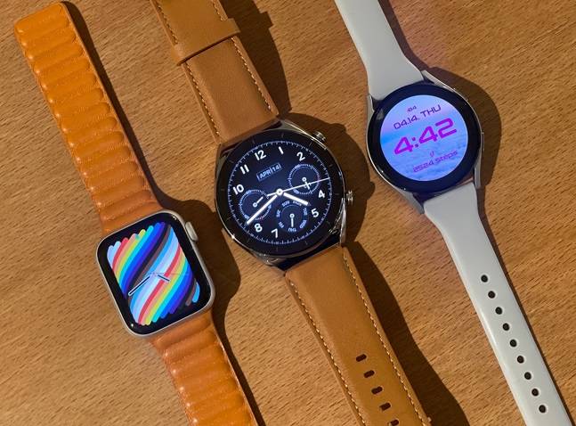 (왼쪽부터) 애플워치SE, 샤오미 워치 S1, 갤럭시워치4. 세 제품은 모두 비슷한 가격대다. /사진=백유진 기자 byj@