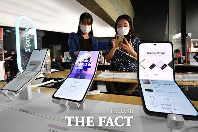 업계에서는 GOS 사태를 제대로 잡기 위해서 AP가 가장 먼저 개선돼야 한다고 말한다. 사진은 '갤럭시Z플립3'. /남윤호 기자