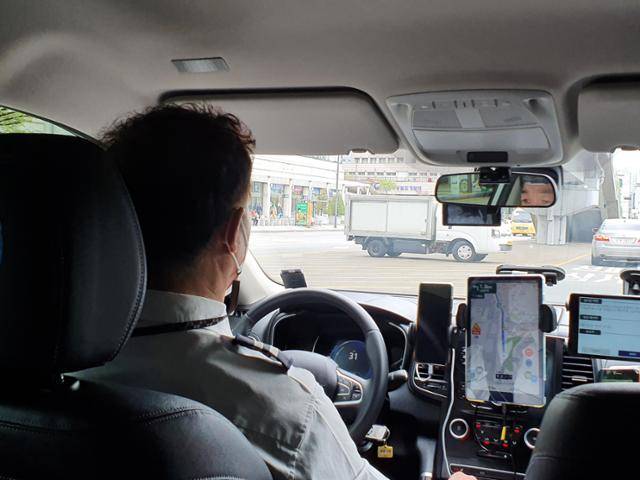 신명호씨가 모는 고요한 택시를 타고 서울 지하철 홍대입구역에서 서울역까지 이동했다. 소통을 돕는 태블릿PC를 제외하면 비장애인 택시기사의 운행과 다른 점은 없었다. 전혼잎 기자