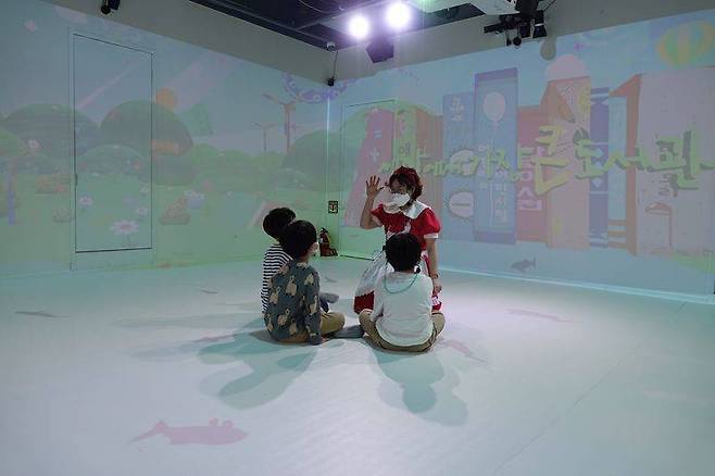아이들이 3D 체험형 공간에서 콘텐츠를 체험하고 있다