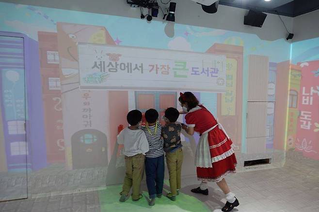 세상에서 가장 큰 도서관에 들어가기 위해서 아이들이 문을 두드리고 있다