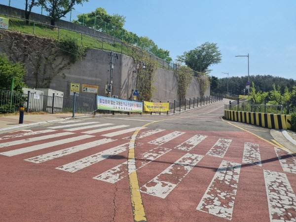 교동초등학교 입구. 김민정 기자