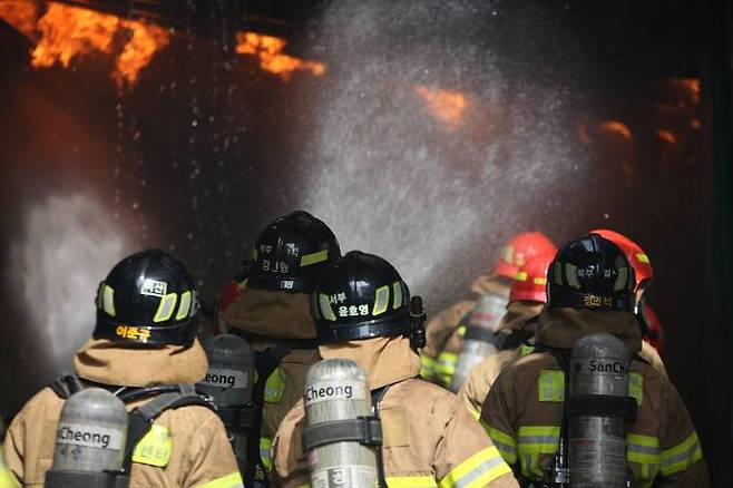 대구소방안전본부는 2021년 수행 ‘국민행복 소방정책’ 종합평가에서 최우수 기관으로 선정됐다. 사진은 화재 진화 모습. (대구소방안전본부 제공) 2022.04.19