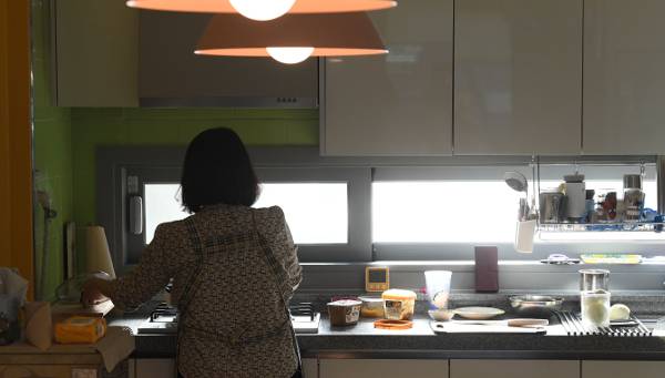 다예의 김순민 원장이 저녁 식사를 준비하고 있다. 김 원장은 아이들을 위해 직접 요리를 한다.