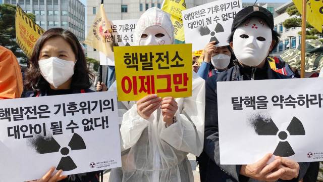 ▲ 탈핵울산시민공동행동 회원들이 일본 후쿠시마 원전 사고 11주년을 맞아 3월 11일 울산시청 앞에서 '탈핵 대회'를 열었다. ⓒ연합뉴스