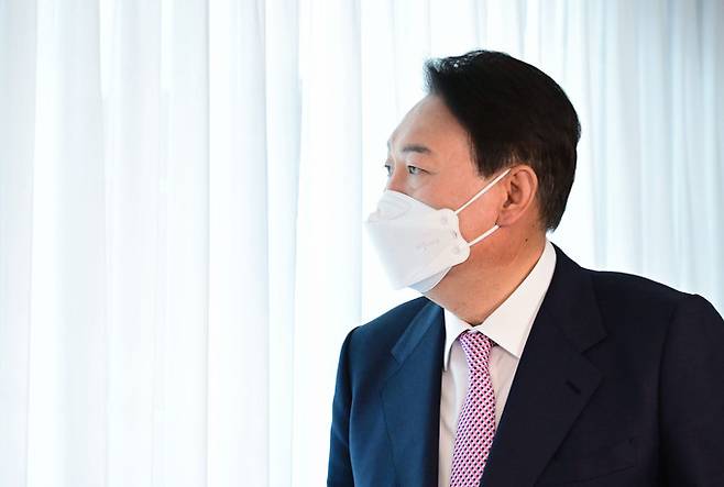 윤석열 대통령 당선인이 19일 오후 서울 용산공원 내 개방 부지에서 재난·안전사고 피해자 및 유가족들과의 오찬에 앞서 창밖을 살피고 있다.&nbsp; &nbsp;인수위사진기자단