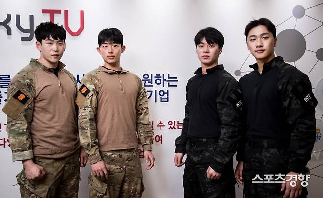SKY채널·채널A 예능 프로그램 ‘강철부대2’ 출연자 UDT 윤종진(왼쪽부터)-구민철-SDT 최성현-송보근이 최근 서울 마포구 매봉산로 DDMC에서 ‘스포츠경향’과 만나 포즈를 취하고 있다. 이선명 기자 57km@kyunghyang.com