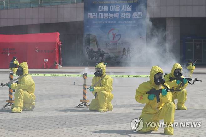 킨텍스에서 열린 대테러훈련 (고양=연합뉴스) 임병식 기자 = 19일 경기도 고양시 킨텍스에서 열린 대테러훈련에서 경기북부경찰청 경찰이 사주경계하고 있다.  
    이날 경기북부경찰청과 고양시는 오는 21일부터 킨텍스에서 열리는 2022 고양 세계태권도품새선수권대회를 앞두고 테러 대응능력 강화를 위해 훈련을 진행했다. 2022.4.19 andphotodo@yna.co.kr