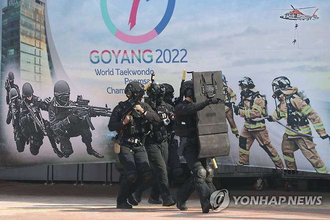 킨텍스에서 열린 대테러훈련 (고양=연합뉴스) 임병식 기자 = 19일 경기도 고양시 킨텍스에서 열린 대테러훈련에서 경기북부경찰청 경찰특공대와 군사경찰 특수임무대가 테러범 진압을 위해 이동하고 있다. 
    이날 경기북부경찰청과 고양시는 오는 21일부터 킨텍스에서 열리는 2022 고양 세계태권도품새선수권대회를 앞두고 테러 대응능력 강화를 위해 훈련을 진행했다. 2022.4.19 andphotodo@yna.co.kr