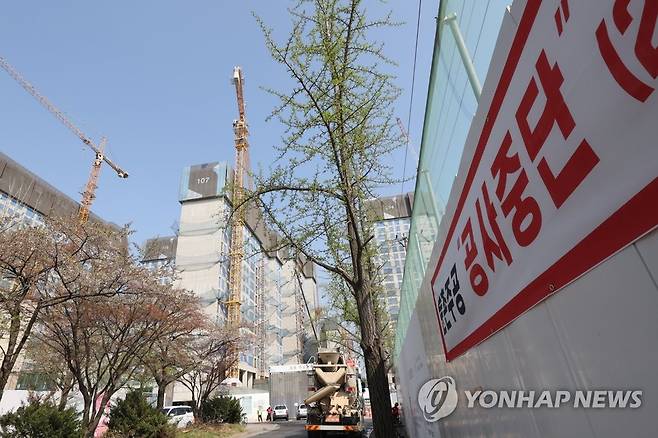 공사중단된 둔촌주공 재건축 사업 지난 11일 서울 강동구 둔촌주공 재건축(올림픽파크포레온) 공사 현장에 공사중단을 예고하는 현수막이 붙어 있다. [연합뉴스 자료사진]