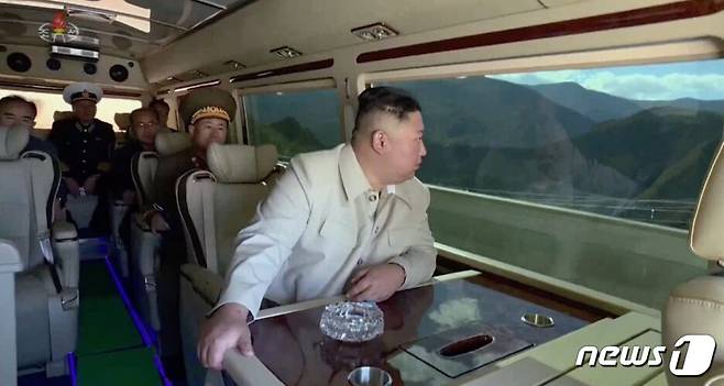 북한이 최근 공개한 김정은 조선노동당 총비서의 집권 10년 기념 기록영화  '위대한 연대, 불멸의 여정 1: 우리 당을 혁명하는 당, 투쟁하는 당, 인민의 당으로'의 한 장면. 김 총비서가 지난 2020년 간부들과 수해 현장을 찾는 모습이다. (조선중앙TV 캡처) © 뉴스1