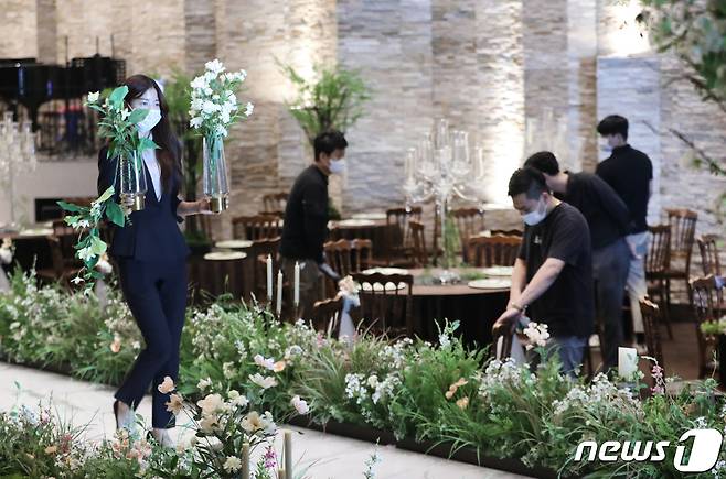 경기도 수원시의 한 예식장에서 직원들이 예식 준비를 하고 있다. 2021.10.1/뉴스1 © News1 김영운 기자