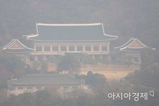 문재인 대통령과 윤석열 대통령 당선인이 집무실 이전, 한국은행 총재 인선 등을 둘러싸고 갈등을 이어가고 있는 25일 서울 청와대 모습. /문호남 기자 munonam@