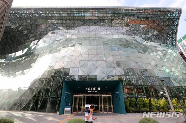 [서울=뉴시스] 서울시는 20일 '장애인의 날'을 맞아 중증장애인 3명을 경력경쟁채용 시험으로 채용한다고 밝혔다. (사진=뉴시스DB) photo@newsis.com